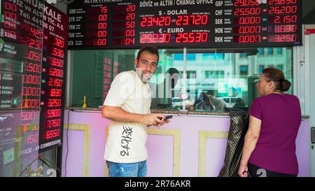 Menschen besuchen Wechselstuben und Goldschmiede, um ihr Geld gegen die Wechselkursdifferenzen zu bewahren. Mehmet Simsek wurde zum Schatzamt- und Finanzminister ernannt und Hafize Gaye Erkan zum Präsidenten der Neuen Zentralbank in einem neuen Kabinett, das nach den allgemeinen Wahlen in der Türkei gebildet wurde. Während es darum ging, ob die Wirtschaft zur orthodoxen Politik zurückkehren würde, kam das Signal, dass der neue Minister die heterodoxe Wirtschaftspolitik nicht fortsetzen würde. Man geht davon aus, dass es eine kontrollierte Freigabe von Dollars gibt, um ein Gleichgewicht in der Wirtschaft zu finden. Dollar-, Euro- und Goldpreise Kontra Stockfoto