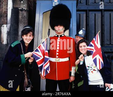 England. Nach London. Junge Frauen, Mädchen und Jungen, die mit Wachen posieren. Stockfoto