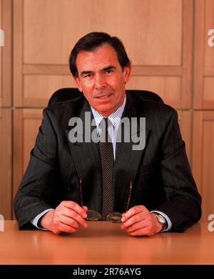 Geschäftsführer im Innenbereich, der an seinem Schreibtisch sitzt. Stockfoto
