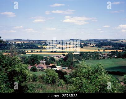 England. Somerset. Südlich Von Cadbury. Blick auf die ländliche Landschaft und das Bauernhaus vom Cadbury Castle Mound. Stockfoto