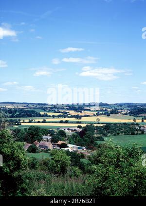 England. Somerset. Südlich Von Cadbury. Blick auf die ländliche Landschaft und das Bauernhaus vom Cadbury Castle Mound. Stockfoto