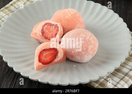 Japanische Erdbeere Daifuku Ichigo Mochi mit roter Bohnenpaste Stockfoto