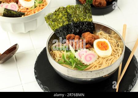 Tori Karaage Ramen, japanische Nudelsuppe mit Miso Stock Stockfoto