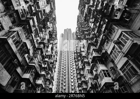 Quarry Bay, Hongkong - April 2023: „Yik Cheong“-Gebäude, auch bekannt als das Monstergebäude, das dicht besiedelte Wohnungen ist Stockfoto