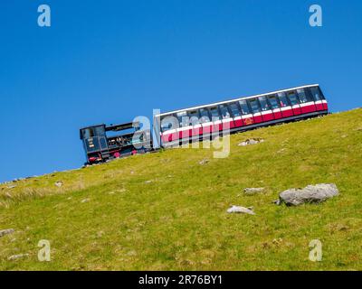 Snowdon Mountain Railway eine Standseilbahn mit Einzelwagen, die Kletterer und Touristen von Llanberis zum Gipfel von Yr Wyddfa Snowdonia Wales UK bringt Stockfoto