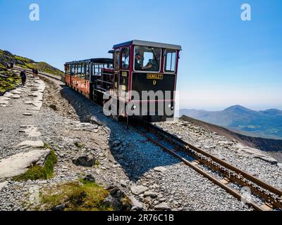 Snowdon Mountain Railway eine Standseilbahn mit Einzelwagen, die Kletterer und Touristen von Llanberis zum Gipfel von Yr Wyddfa Snowdonia Wales UK bringt Stockfoto