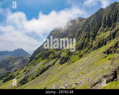 Steile Klippen von Clogwyn y Garnedd die nordöstliche Seite des Yr Wyddfa Snowdon im Eryri National Park North Wales UK Stockfoto