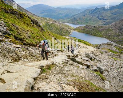 Seen Glaslyn und Llyn Llydaw vom Gipfel des PYG Track in der Nähe des Gipfels des Yr Wyddfa Snowdon im Snowdonia-Nationalpark North Wales Stockfoto