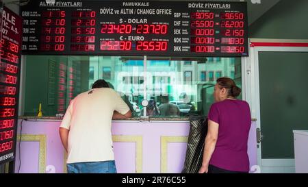 12. Juni 2023, Izmir, Türkei, Türkei: Menschen besuchen Wechselstuben und Goldschmiede, um ihr Geld gegen die Wechselkursdifferenzen zu bewahren. Mehmet Simsek wurde zum Schatzamt- und Finanzminister ernannt und Hafize Gaye Erkan zum Präsidenten der Neuen Zentralbank in einem neuen Kabinett, das nach den allgemeinen Wahlen in der Türkei gebildet wurde. Während es darum ging, ob die Wirtschaft zur orthodoxen Politik zurückkehren würde, kam das Signal, dass der neue Minister die heterodoxe Wirtschaftspolitik nicht fortsetzen würde. Es wird angenommen, dass es eine kontrollierte Freigabe von Dollars gibt, um Salden in der Öko-Branche zu finden Stockfoto