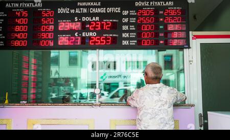 12. Juni 2023, Izmir, Türkei, Türkei: Menschen besuchen Wechselstuben und Goldschmiede, um ihr Geld gegen die Wechselkursdifferenzen zu bewahren. Mehmet Simsek wurde zum Schatzamt- und Finanzminister ernannt und Hafize Gaye Erkan zum Präsidenten der Neuen Zentralbank in einem neuen Kabinett, das nach den allgemeinen Wahlen in der Türkei gebildet wurde. Während es darum ging, ob die Wirtschaft zur orthodoxen Politik zurückkehren würde, kam das Signal, dass der neue Minister die heterodoxe Wirtschaftspolitik nicht fortsetzen würde. Es wird angenommen, dass es eine kontrollierte Freigabe von Dollars gibt, um Salden in der Öko-Branche zu finden Stockfoto