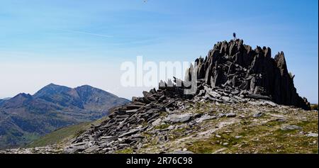 Walker blickt vom Gipfel des Castell y Gwynt auf der Glyderau Range in Eryri Snowdonia North Wales UK in Richtung Snowdon Stockfoto