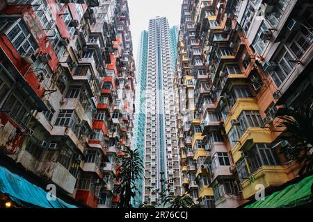 Quarry Bay, Hongkong - April 2023: „Yik Cheong“-Gebäude, auch bekannt als das Monstergebäude, das dicht besiedelte Wohnungen ist Stockfoto