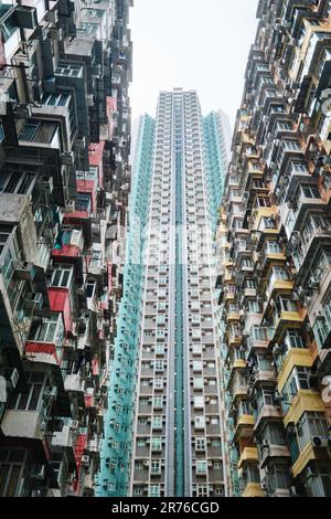 Quarry Bay, Hongkong - April 2023: „Yik Cheong“-Gebäude, auch bekannt als das Monstergebäude, das dicht besiedelte Wohnungen ist Stockfoto