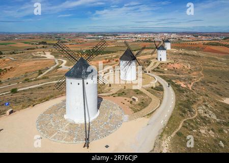 Luftaufnahme der alten historischen Windmühlen auf dem Hügel von Alcazar de San Juan, Molinos de Viento, Consuegra, Spanien Stockfoto