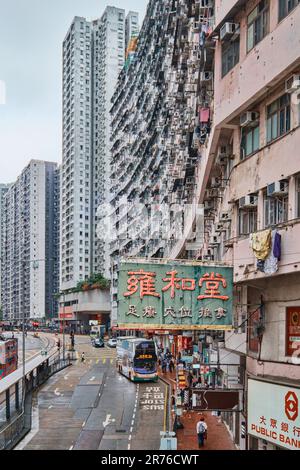 Quarry Bay, Hongkong - April 2023: „Yik Cheong“-Gebäude, auch bekannt als das Monstergebäude, das dicht besiedelte Wohnungen ist Stockfoto