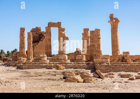 Details zu den riesigen Sandsteinsäulen des Tempels von amun bei soleb im sudan Stockfoto