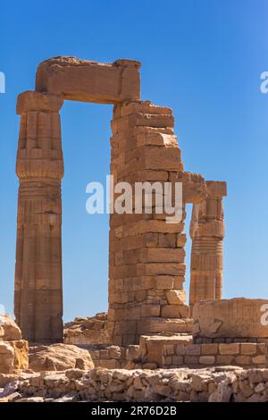 Details zu den riesigen Sandsteinsäulen des Tempels von amun bei soleb im sudan Stockfoto