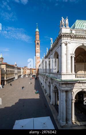 Malerischer Blick auf die Basilika Palladiana und den Uhrenturm Torre Bissara, Vicenza, Veneto, Italien Stockfoto