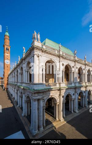 Malerischer Blick auf die Basilika Palladiana und den Uhrenturm Torre Bissara, Vicenza, Veneto, Italien Stockfoto