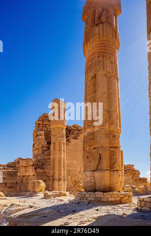 Details zu den riesigen Sandsteinsäulen des Tempels von amun bei soleb im sudan Stockfoto