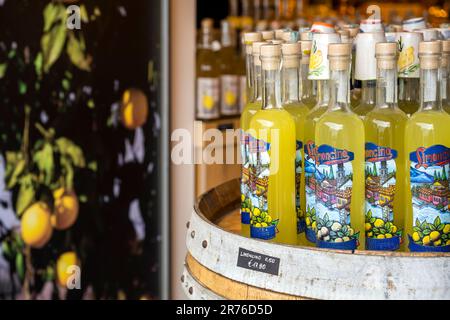 Limoncello del Garda Zitronenlikör zum Verkauf in einem Souvenirladen, Limone sul Garda, Gardasee, Lombardei, Italien Stockfoto
