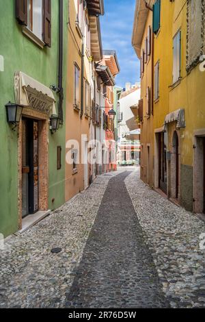 Malerische Kopfsteinpflasterstraße, Malcesine, Gardasee, Veneto, Italien Stockfoto