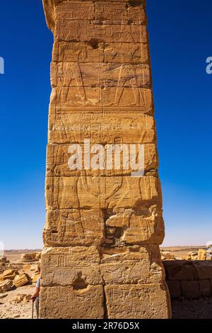 Details zu den riesigen Sandsteinsäulen des Tempels von amun bei soleb im sudan Stockfoto