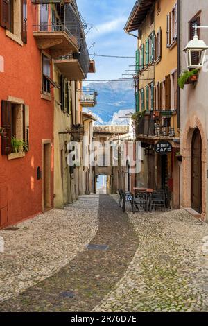 Malerische Kopfsteinpflasterstraße, Malcesine, Gardasee, Veneto, Italien Stockfoto