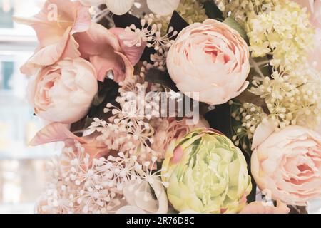 Brautstrauß aus der Nähe. Hochzeitsfeier. Romantische Blumen. Das Ehekonzept. Schöne Blumen und Pflanzen Makro. Dekoration der Anordnung. Stockfoto