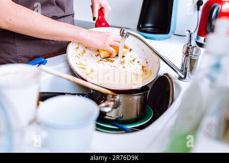 Haushaltsarbeiten Geschirr spülen Stockfoto