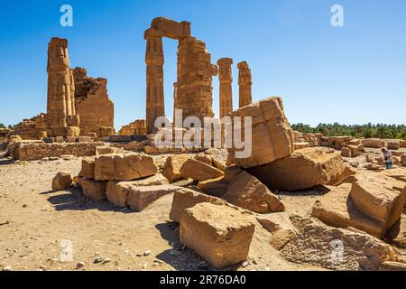 Blick auf die Tempelanlage des Tempels von amun in soleb im sudan, eine am besten erhaltene Stätte der UNESCO mit dekorierten Sandsteinsäulen Stockfoto