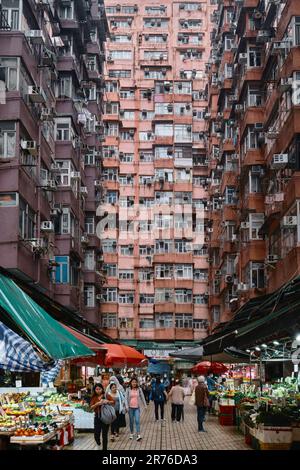 Quarry Bay, Hongkong - April 2023: „Yik Cheong“-Gebäude, auch bekannt als das Monstergebäude, das dicht besiedelte Wohnungen ist Stockfoto