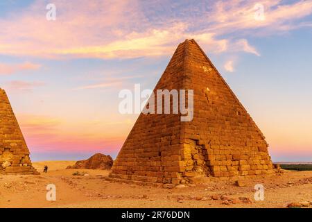 Sonnenuntergang mit weichen Wolken über den nubischen Pyramiden der schwarzen Pharoahs in der Nähe von jebel barkal in karima im sudan Stockfoto