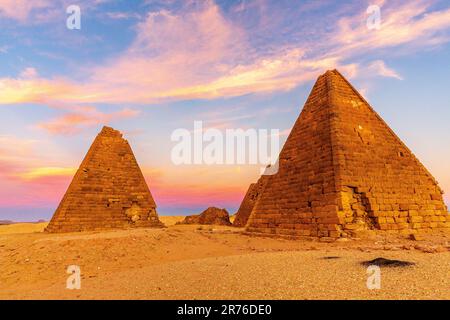 Sonnenuntergang mit weichen Wolken über den nubischen Pyramiden der schwarzen Pharoahs in der Nähe von jebel barkal in karima im sudan Stockfoto