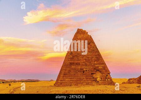 Sonnenuntergang mit weichen Wolken über den nubischen Pyramiden der schwarzen Pharoahs in der Nähe von jebel barkal in karima im sudan Stockfoto