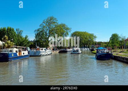 Der Canal-du-Midi, der Hafen von Capestang. Okzitanien, Frankreich Stockfoto