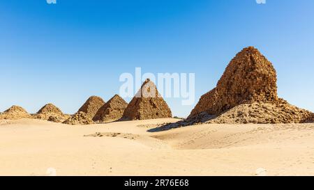 Die nubischen Pyramiden der schwarzen Pharoahs des napata-Königreichs im sudan stehen auf einem wetterbedeckten Hügel, der in die Wüste fällt Stockfoto