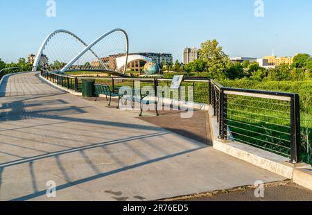 Blick auf die Minto Island Bridge und den Eco-Earth Globe im Riverfront Park in Salem, Oregon. Stockfoto