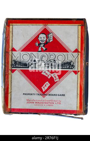 Box mit Vintage Monopoly Property Trading Board Game Mark 711981 von John Waddington Ltd isoliert auf weißem Hintergrund Stockfoto