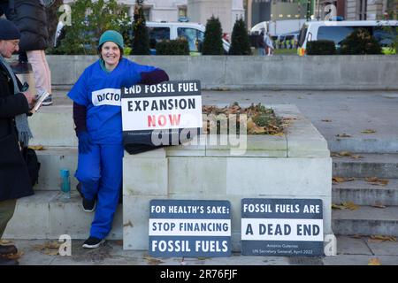 Die Teilnehmer versammeln sich zu einer Just Stop Oil Rallye am Parliament Square im Zentrum von London. Stockfoto