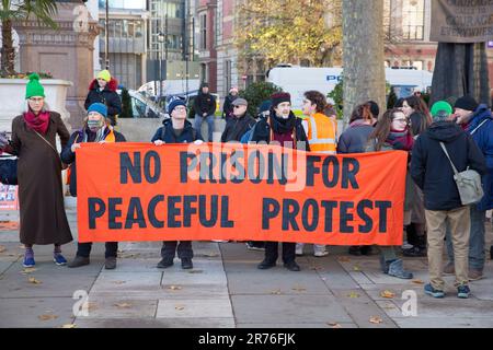Die Teilnehmer versammeln sich zu einer Just Stop Oil Rallye am Parliament Square im Zentrum von London. Stockfoto