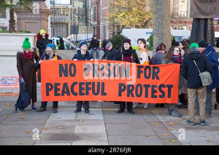 Die Teilnehmer versammeln sich zu einer Just Stop Oil Rallye am Parliament Square im Zentrum von London. Stockfoto