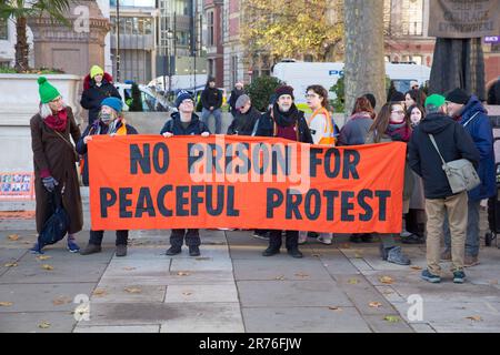 Die Teilnehmer versammeln sich zu einer Just Stop Oil Rallye am Parliament Square im Zentrum von London. Stockfoto