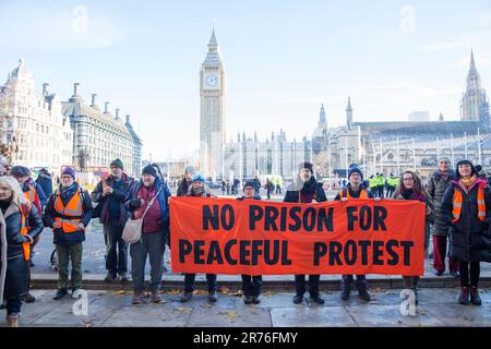 Die Teilnehmer versammeln sich zu einer Just Stop Oil Rallye am Parliament Square im Zentrum von London. Stockfoto