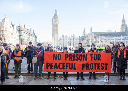 Die Teilnehmer versammeln sich zu einer Just Stop Oil Rallye am Parliament Square im Zentrum von London. Stockfoto