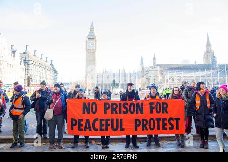 Die Teilnehmer versammeln sich zu einer Just Stop Oil Rallye am Parliament Square im Zentrum von London. Stockfoto