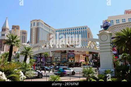 Der Bogen am Eingang zum Mirage Casino und Hotel Las Vegas Strip mit dem Venetian Casino Royale und Harrah's Las Vegas Nevada USA Stockfoto