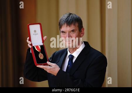 Sir Ian Rankin, Schöpfer von Detective Inspector John Rebus und Gewinner mehrerer nationaler und internationaler Auszeichnungen, der für Literatur und Wohltätigkeit zum Ritter geschlagen wurde, während einer Einrichtungszeremonie im Buckingham Palace, London. Foto: Dienstag, 13. Juni 2023. Stockfoto