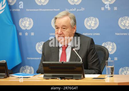 Vereinte Nationen. 12. Juni 2023. UN-Generalsekretär Antonio Guterres spricht am 12. Juni 2023 auf einer Pressekonferenz im UN-Hauptquartier in New York. UN-Generalsekretär Antonio Guterres hat am Montag seine Unterstützung für die Einrichtung eines KI-Überwachungsgremiums nach dem Vorbild der Internationalen Atomenergie-Organisation zum Ausdruck gebracht. Kredit: Xie E/Xinhua/Alamy Live News Stockfoto