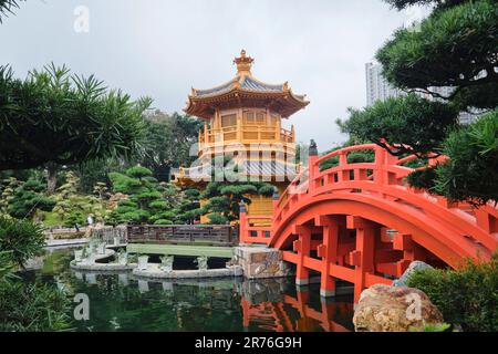 Hongkong - 2023. April: Orangefarbene Holzbrücke und Goldener Pavillon von absoluter Perfektion im „Nan Lian Garden“ im „Chi Lin Nunnery“ Stockfoto